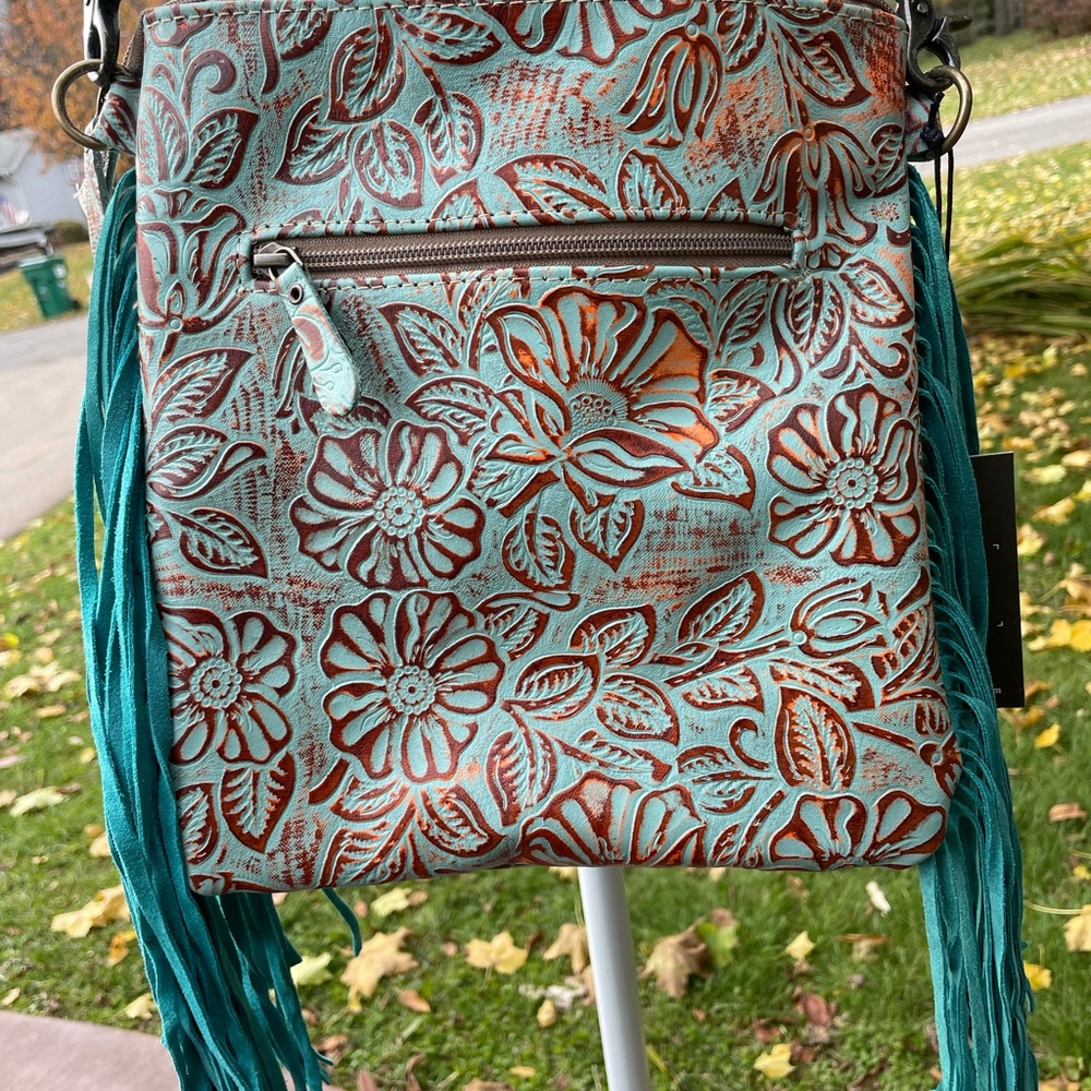 NWT Beautiful Crossbody Genuine Leather with Cross Detail - Picture 5 of 5